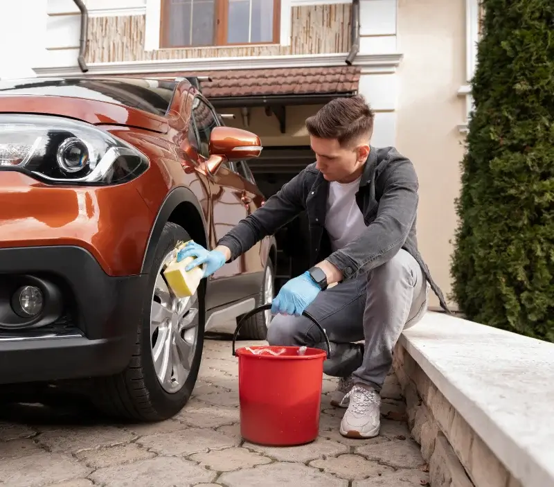 Lavage auto à domicile Saint-Aubin-des-Châteaux : professionnel intervenant sur un véhicule